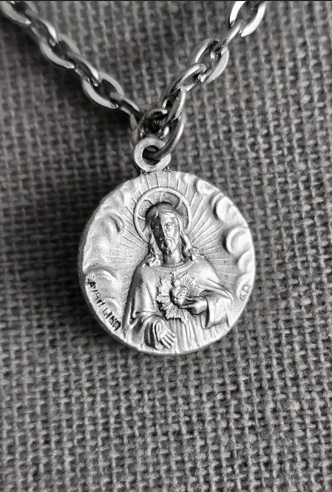 Collier Sacré-Cœur Jésus Notre-Dame Montligeon chaîne acier inoxydable 48 cm – photo 4